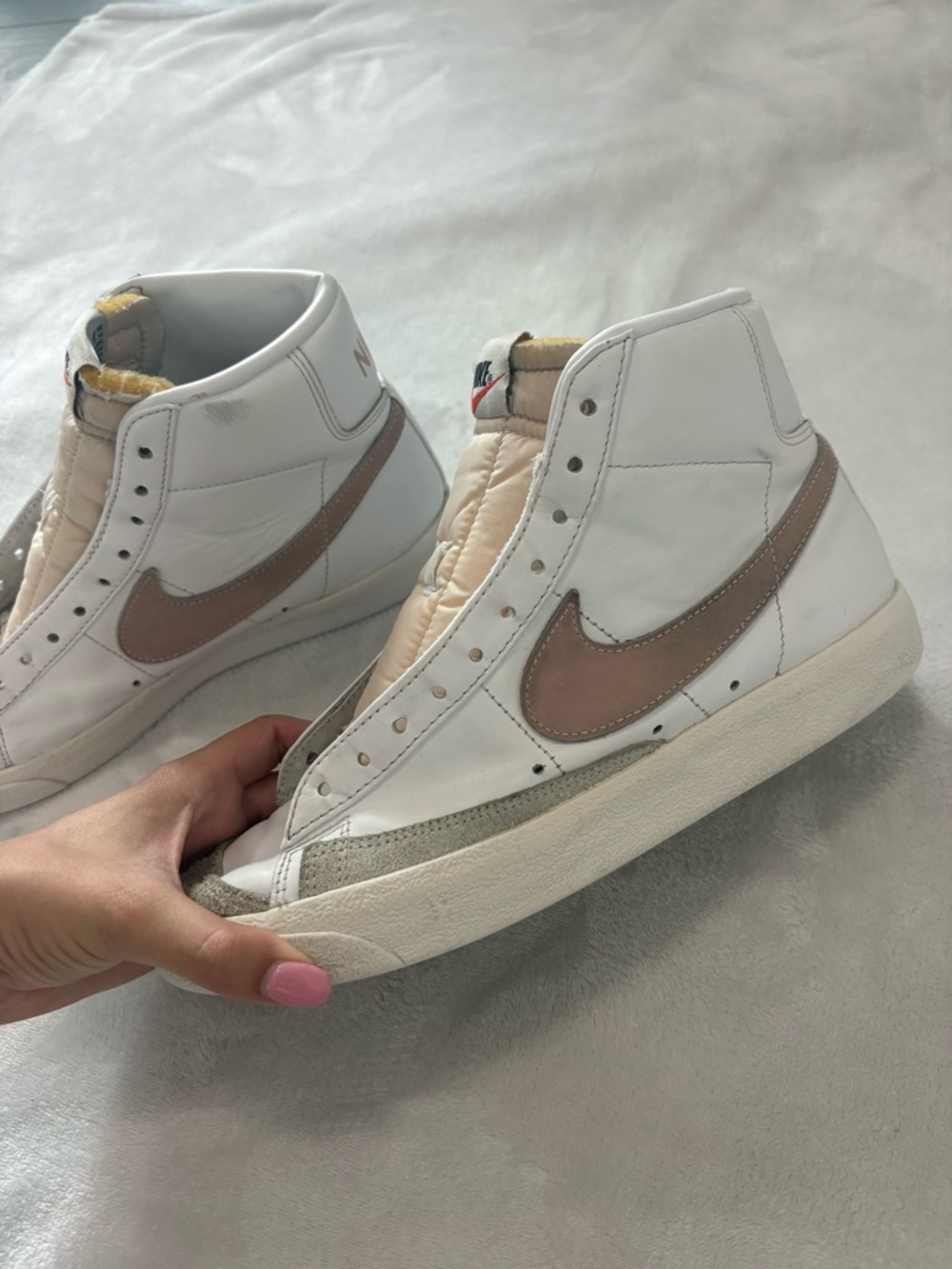 Women's Nike blazer mid ‘77 vintage High-Top Sneakers in White with Blush Swoosh
